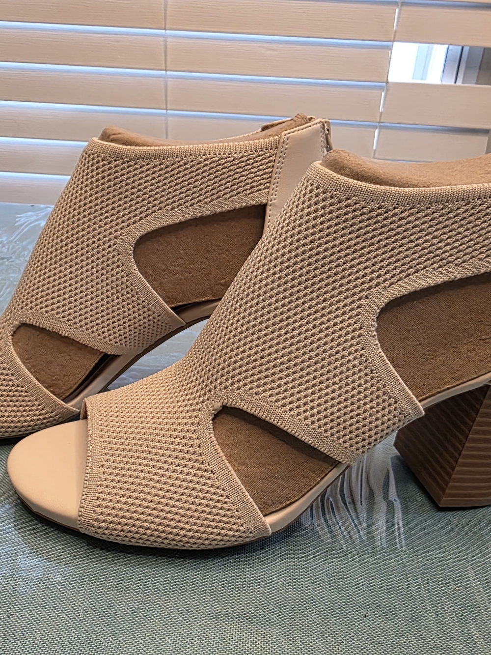 Women’s Beige Knit Cutout Block Heel Sandals Giani Bernini